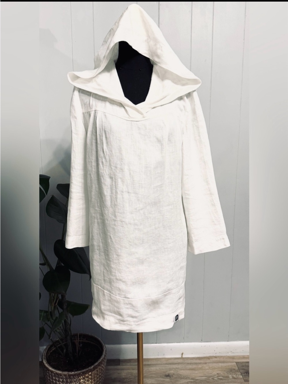 #17)  White Linen Hooded Tunic Excellent condition. Pit 21” ( see measurements)